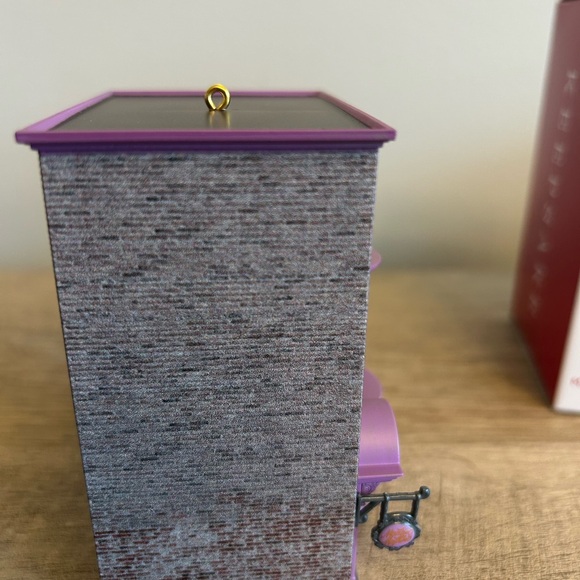 Hallmark  Madam Malkin's Robes For All Occasions -‎ Harry Potter Ornament 2024 - Picture 3 of 16